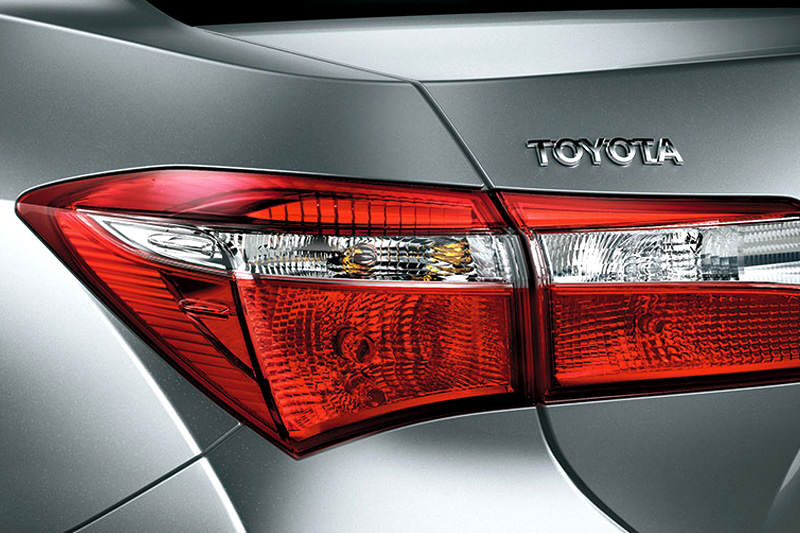 Toyota-Corolla-2015-Sedan-Exterior-Venezuela-6-800x533