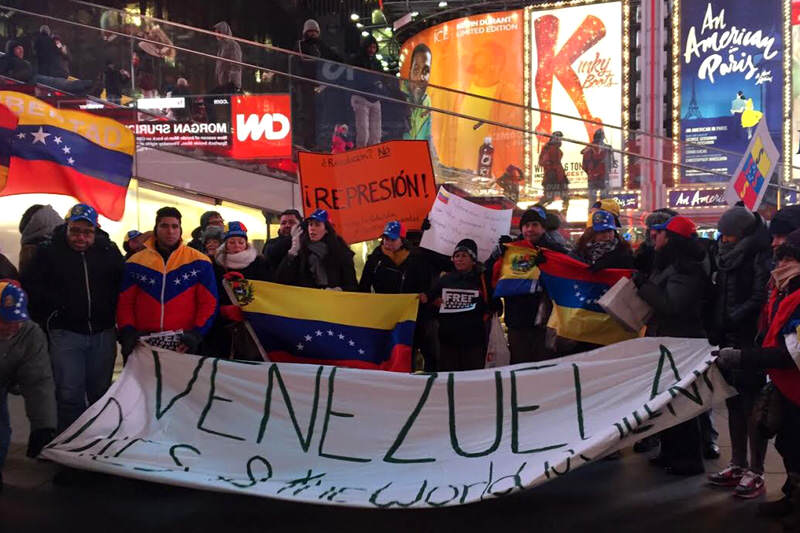 Venezolanos-protestando-en-Nueva-York-2-800x533