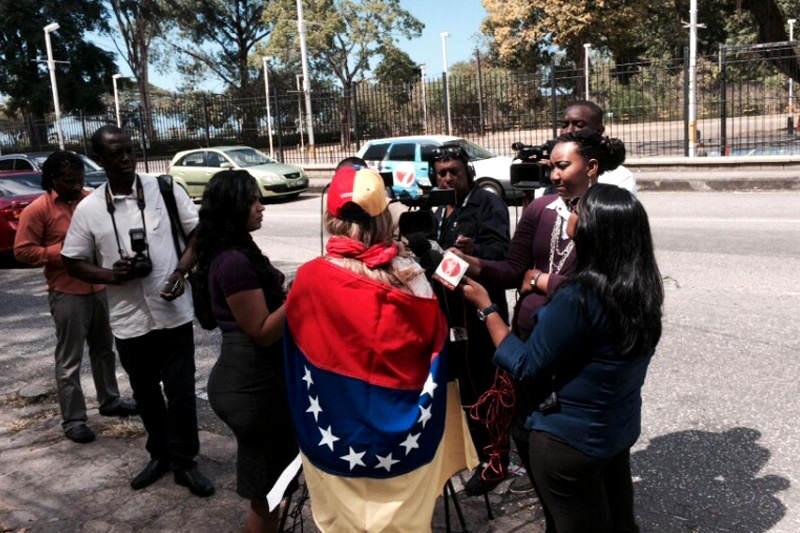 Venezolanos-protestando-en-Trinidad-y-Tobago-en-llegaba-Nicolas-Maduro-3-800x533