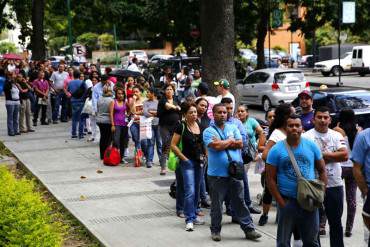 ¡DELITOS DE LA PATRIA! Detienen a sujeto «por vender puestos en cola de productos básicos»