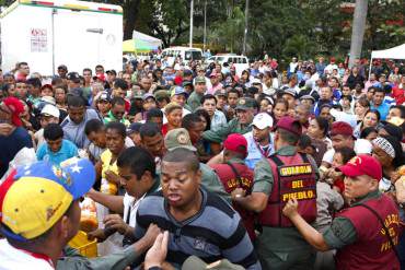 ¡EL PUEBLO TIENE HAMBRE! Multitud enardecida tumbó rejas del Bicentenario en busca de comida