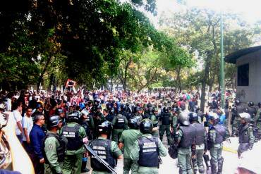 GNB impidió marcha de estudiantes a la iglesia de San Pedro: Misa se dio en la calle y con lluvia