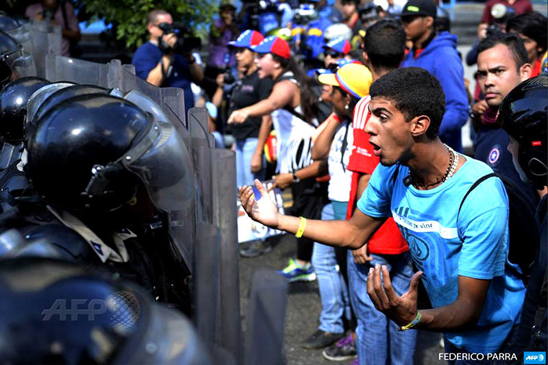 protestas-en-venezuela-policia-estudiante