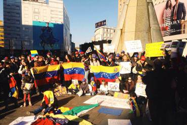 ¡IMPERDONABLE! Estudiantes venezolanos duermen en McDonald’s esperando por Cencoex