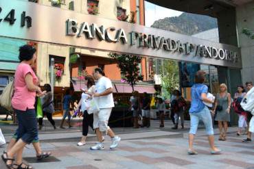 ¡SE CHORREA EL RÉGIMEN! Arrestan a director de banco de Andorra por «lavado de dinero»