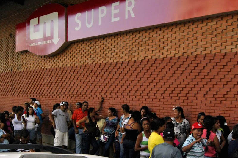 Colas-para-comprar-en-Venezuela-Central-Madeirense-800x533