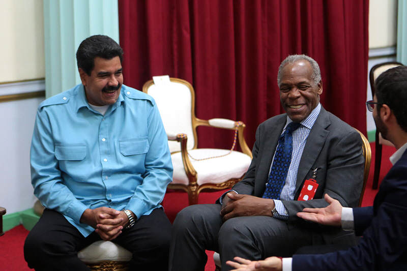 Danny-Glover-con-Nicolas-Maduro-2-800x533