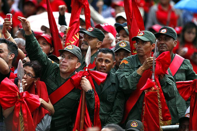 ¡ALARMANTE! MinDefensa ordenó entregar armas largas a la Milicia «para defender la revolución»