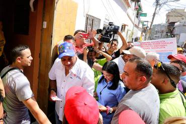 ¡ESTÁN DESESPERADOS! Delcy y Jorge Rodríguez recorrieron casa por casa mendigando firmas