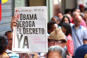 ¡INDIGNANTE! Régimen presiona a compradores de la feria del pescado a firmar contra Obama