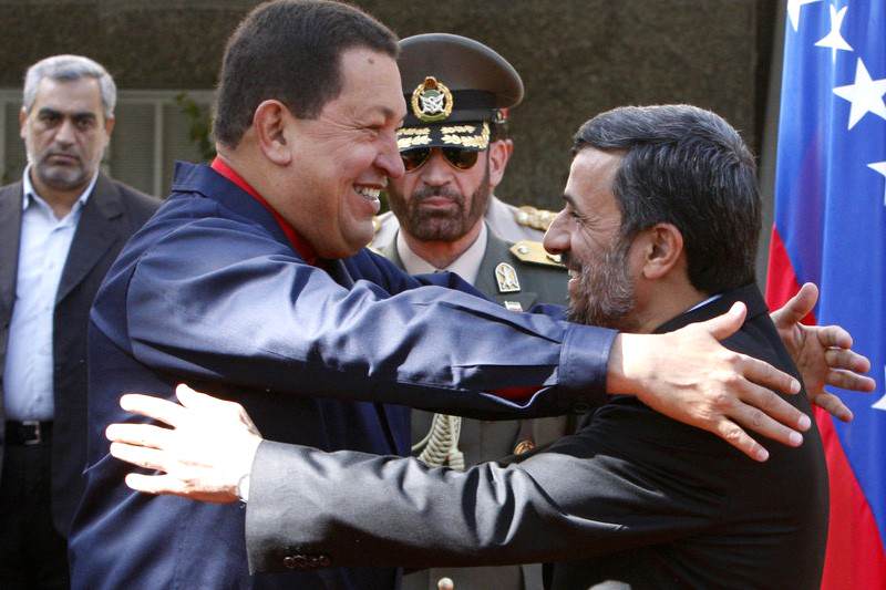 Hugo-Chavez-con-presidente-de-Iran-Mahmoud-Ahmadinejad-800x533