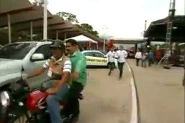 ¡MONIGOTE DANDO MAL EJEMPLO! Maduro quebrantó la ley al pasear en mototaxi sin casco
