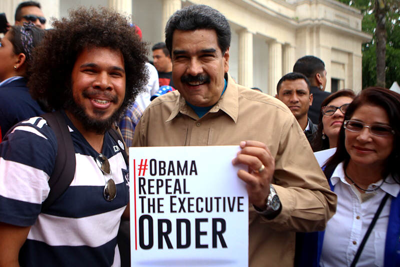 Nicolas-Maduro-firma-obama-decreto--3