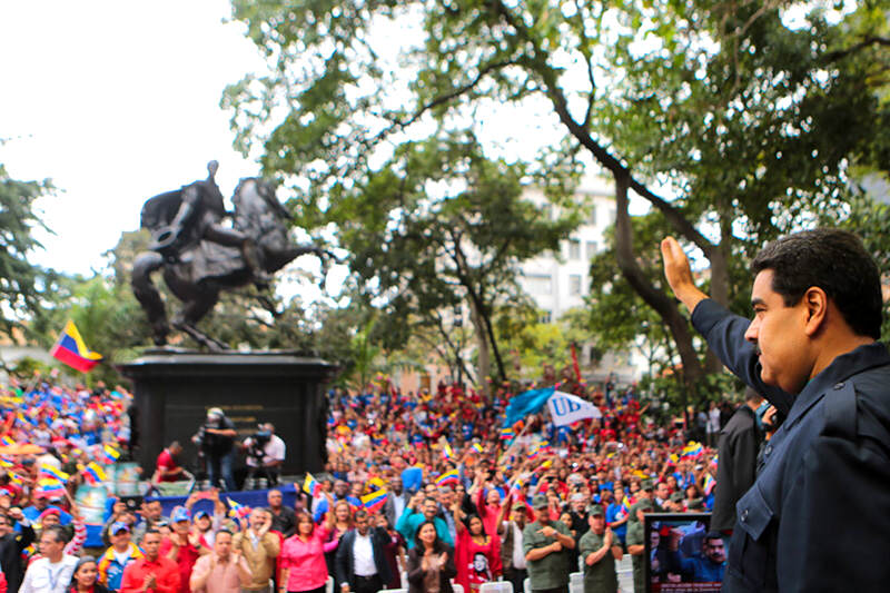 Nicolas-Maduro-saludo-evento-psuv