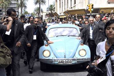 ¡TOMA NOTA NICOLÁS! Mujica culmina presidencia de Uruguay y se va en su antiguo Volkswagen