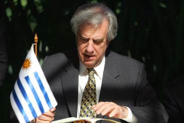 Tabaré Vázquez asume presidencia de Uruguay y califica tensión en Venezuela de preocupante