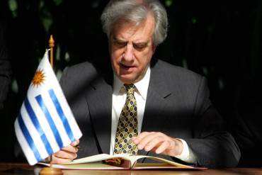 ¡LOS NEGOCIOS DEL INCAPAZ! Uruguay pagará deuda a Venezuela pero «con 38% de descuento»