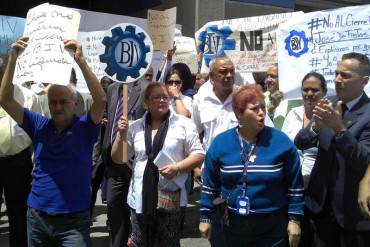 ¡QUEBRADO EN SOCIALISMO! Empleados protestaron por liquidación del Banco Industrial