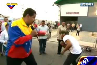 ¡EN VEZ DE ATENDER LA CRISIS…! Maduro se pone a practicar boxeo en plena calle (+Video)