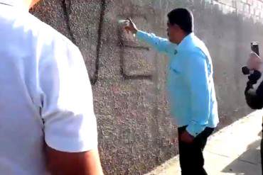 ¡TODO UN EJEMPLO! Así es como Maduro hizo un graffiti sin importar los daños a la propiedad