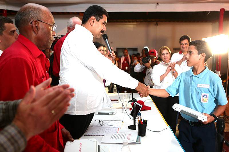 nicolas-maduro-estudiante-colegio-adoctrinamiento