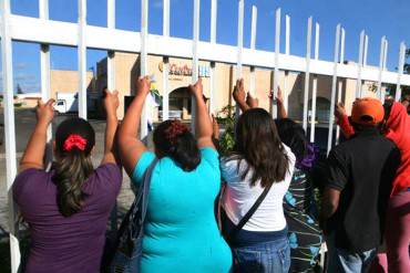 ¡DESGRACIA SOCIALISTA! Madres venezolanas amanecen al lado de cloacas en colas por comida