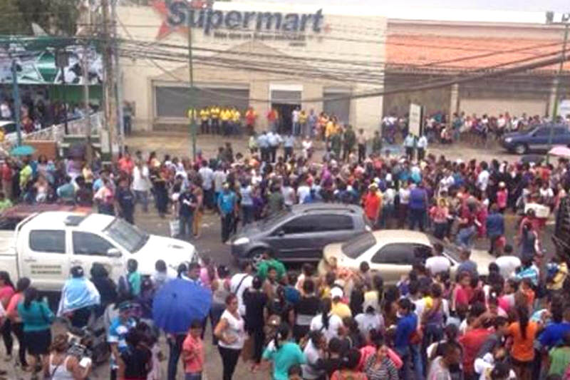 Colas-para-comprar-pañales-en-Supermart-Maracaibo-2-800x533