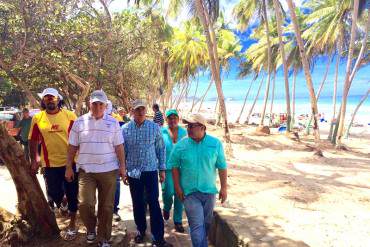 ¡BUENÍSIMO! Ministro Izarra y Gobernador Mata Figueroa fueron pitados en Playa el Agua