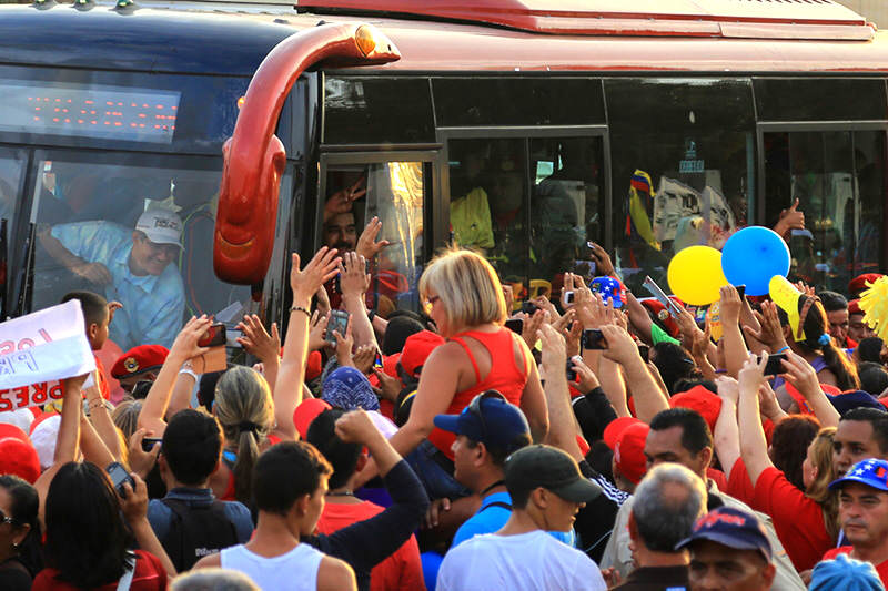 Maduro-conduce-un-autobus