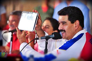 ¡DICTADOR LLENO DE PROMESAS! Maduro propone entregar a cada a graduando una tableta