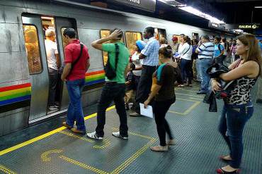 ¡PATRIA INSEGURA! Delincuente apunta con pistola en la estación de Metro de La California