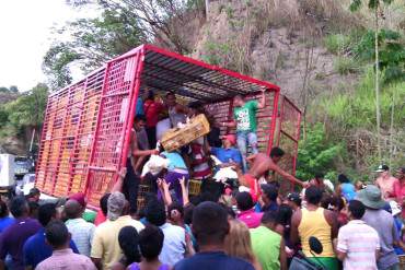 ¡SOCIALISMO MISERABLE! Venezolanos desesperados saquean camión con pollos vivos (+Video)