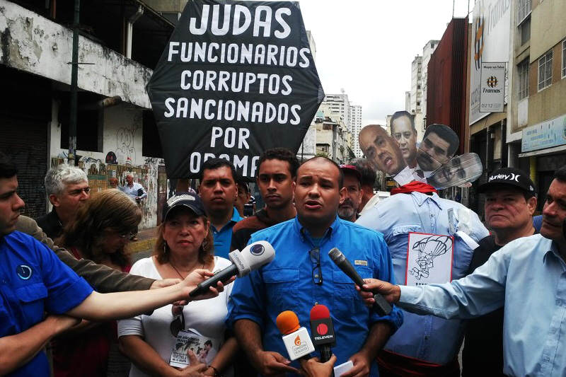 Vecinos de Caracas quemaron al Judas cerca de Miraflores (1)