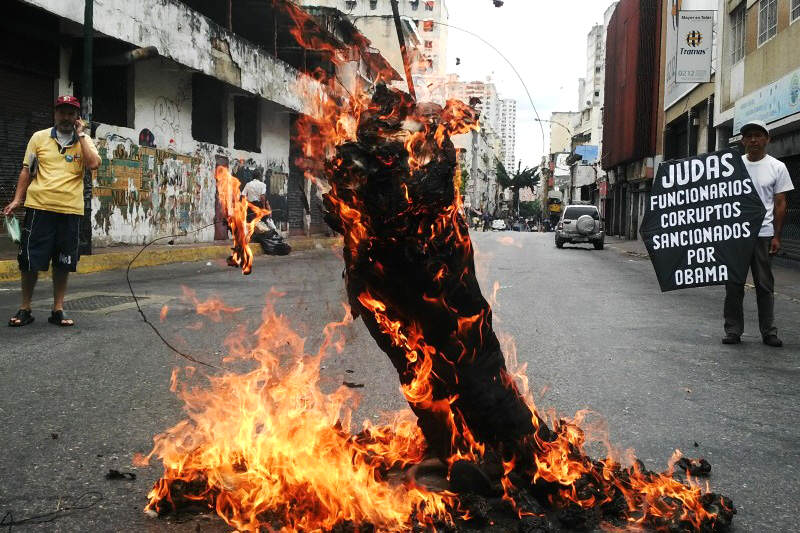 Vecinos de Caracas quemaron al Judas cerca de Miraflores (3)