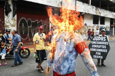 ¡FULL CREATIVIDAD! Vecinos quemaron Judas de cuatro cabezas cerca de Miraflores (+Fotos)