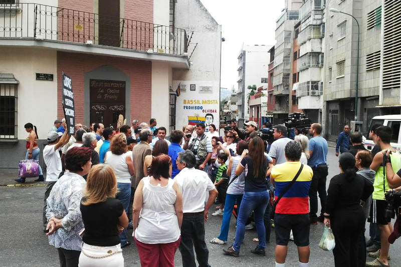 Vecinos de Caracas quemaron al Judas cerca de Miraflores (5)