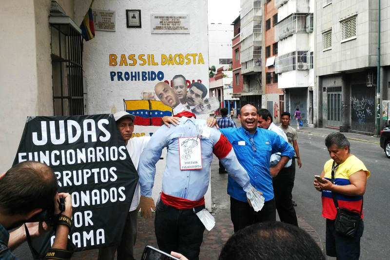 Vecinos de Caracas quemaron al Judas cerca de Miraflores (6)