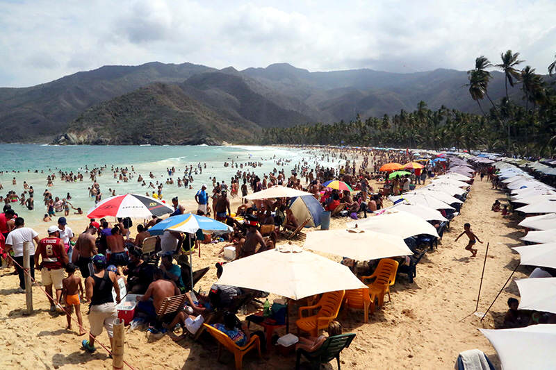 Venezolanos-en-las-playas-turismo