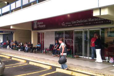 ¡LA NUEVA CALAMIDAD! Venezolanos acampan en colas de bancos públicos del país