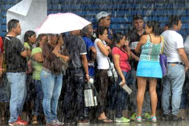 ¡PUEBLO CON HAMBRE! Ni la lluvia detuvo colas para comprar productos de primera necesidad