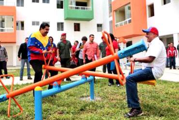 ¡EL PAÍS SE CAE A PEDAZOS Y MIENTRAS…! Maduro se divierte jugando al «subibaja» (+Video)