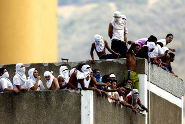 ¡DESASTRE! Presos protestaron por hacinamiento en retén: 101 presos ocupan 2 celdas de 5×3