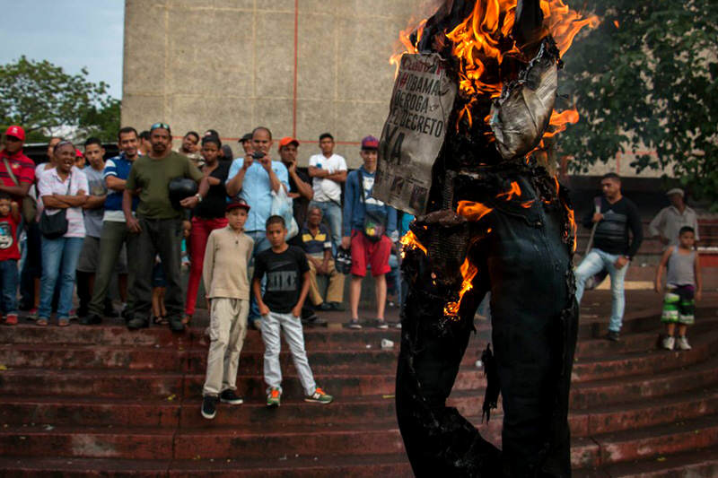 quema-de-judas-Maduro-Vs-Obama-11-usa-eeuu-imperio-firmas