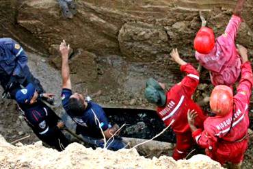 ¡FATAL! Tras ocho días de búsqueda localizan cadáver de niño que cayó en alcantarilla en Coro