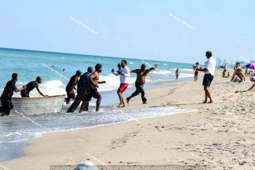 ¡HUYEN DE LA DICTADURA! La impactante llegada de 8 balseros cubanos a las costas de Florida
