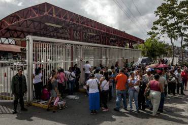 ¡SUMIDOS EN MISERIA! Venezolanos visitan 4 comercios por semana para comprar alimentos
