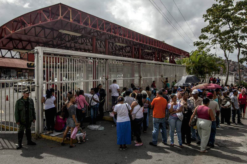 Colas-para-comprar-comida-en-Venezuela-Escasez-05-10-2015-800x533