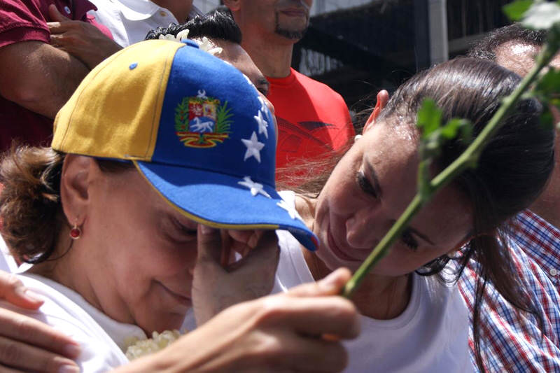 Mitzy-Capriles-de-Ledezma-con-Maria-Corina-Machado-Protesta-30M-2