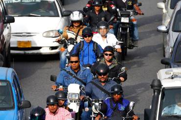 ¡SE LAS CANTAN AL INCAPAZ! Motorizados envían contundente mensaje a Maduro (+Video)