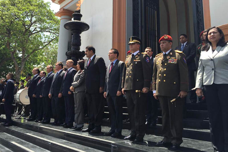 Nicolas-Maduro-recibe-a-los-cinco-espias-Cubanos-800x533